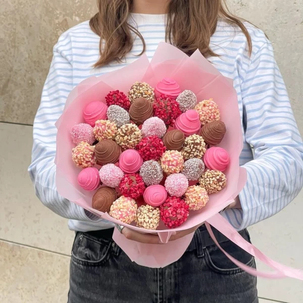 Клубничный букет "Berrylicious" — «Клубничный букет Berrylicious» — клубничный букет Dolce Sweets из 19 ягод клубники в молочном шоколаде и 18…
